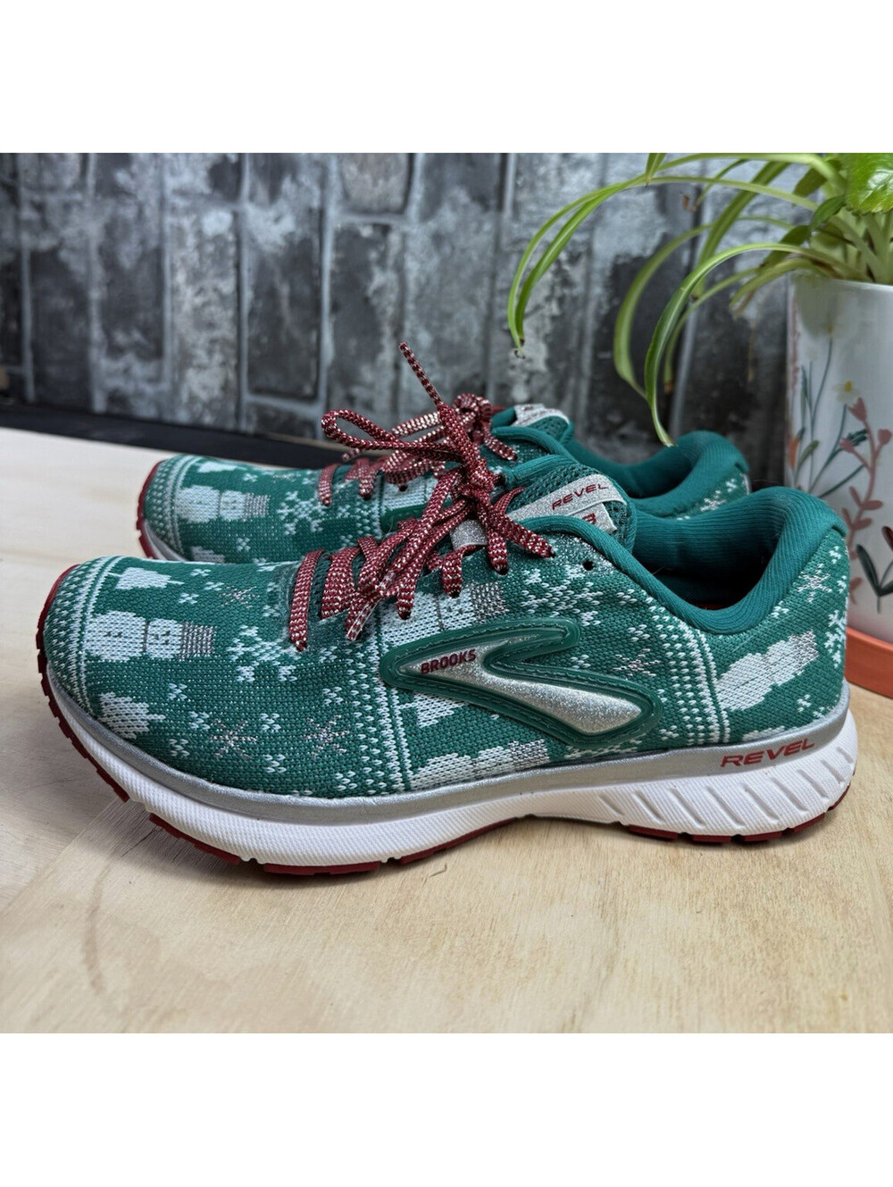 Brooks Revel 3 WomenGreenWhiteRed Low Top LaceUp LogoFair Isle 6limited edition
